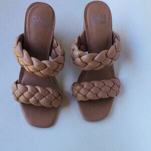 Tan Madden Girl 3.5" Heel Mole Sandals – Women’s Size 9